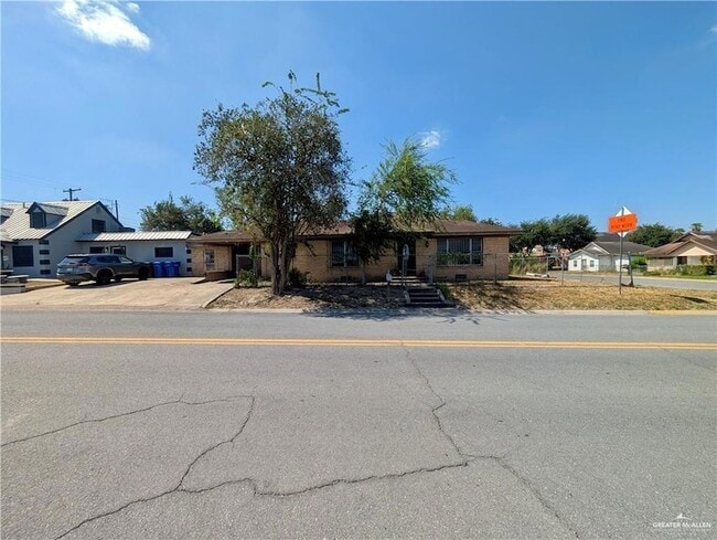 1015 Fresno Ave in McAllen, TX - Foto de edificio - Building Photo