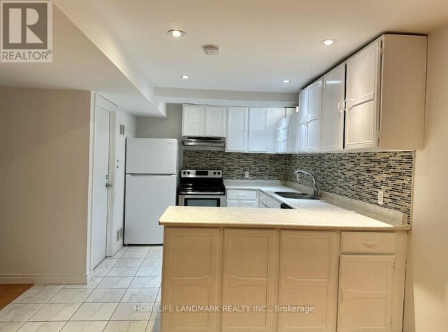 138 Keffer Cir in Newmarket, ON - Building Photo - Building Photo