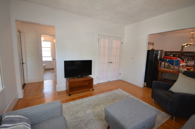 11 Hobson St, Unit 1 in Boston, MA - Building Photo - Building Photo