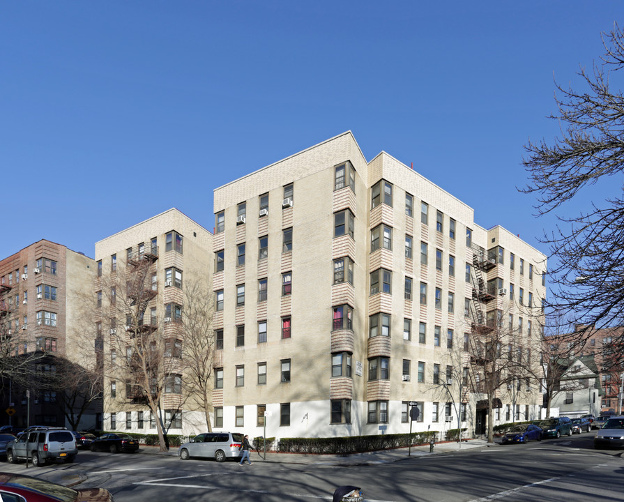 340 E Mosholu Parkway in Bronx, NY - Building Photo