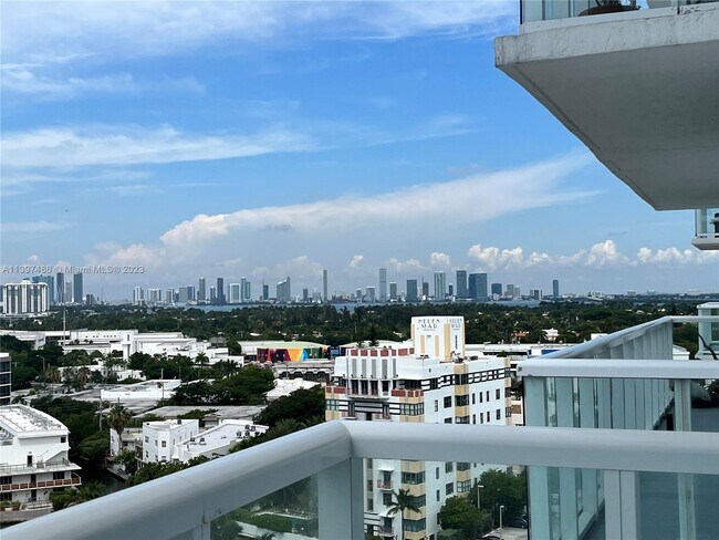 2457 Collins Ave in Miami Beach, FL - Building Photo - Building Photo