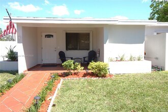 11031 SW 43rd St in Miami, FL - Building Photo - Building Photo