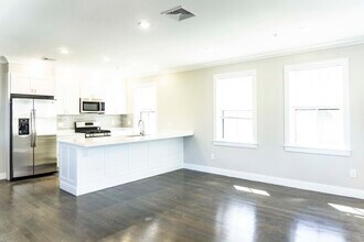 77 Linden St, Unit 3 in Brookline, MA - Foto de edificio - Building Photo