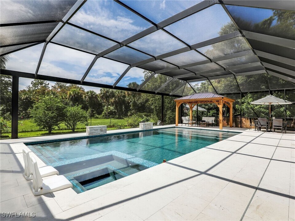 260 16th Ave NW in Naples, FL - Foto de edificio