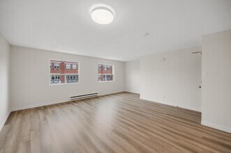 77 Lakeshore Rd in Oakville, ON - Building Photo - Building Photo