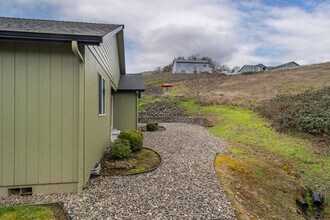 233 Palmdale Ave in Roseburg, OR - Building Photo - Building Photo
