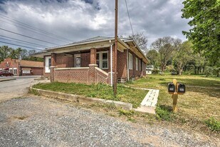 207 Falmouth Rd in Bainbridge, PA - Building Photo