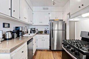 Kings Villa in West Hollywood, CA - Building Photo