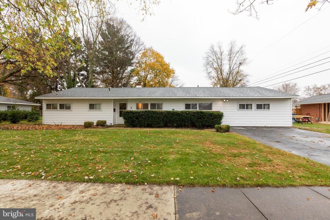 4 Knickerbocker Dr in Newark, DE - Building Photo