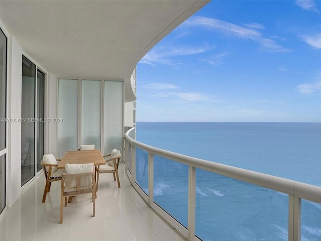 15901 Collins Ave, Unit 2807 in Sunny Isles Beach, FL - Building Photo - Building Photo