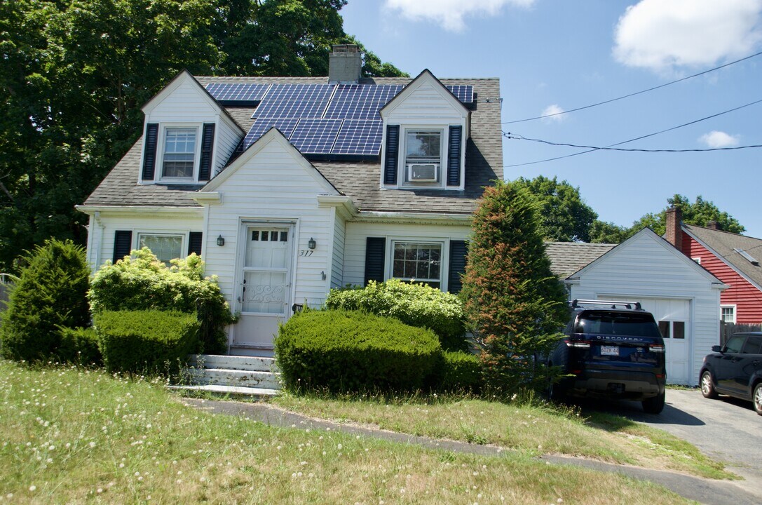 317 High St in Somerset, MA - Building Photo