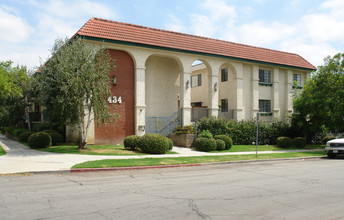 434 E Elmwood Ave in Burbank, CA - Foto de edificio - Building Photo