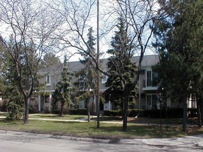 Kelly Pointes Apartments in Eastpointe, MI - Building Photo - Building Photo