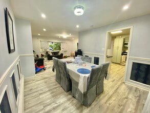 107 Baker Hill Rd in Great Neck, NY - Building Photo - Building Photo