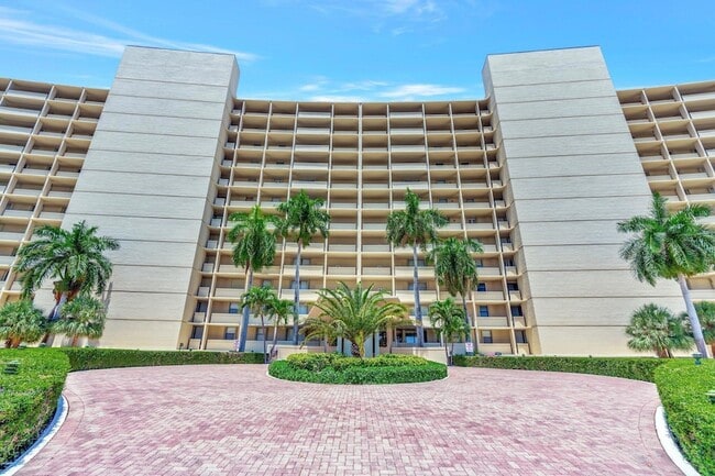 134 Lakeshore Dr, Unit 215 in North Palm Beach, FL - Building Photo - Building Photo