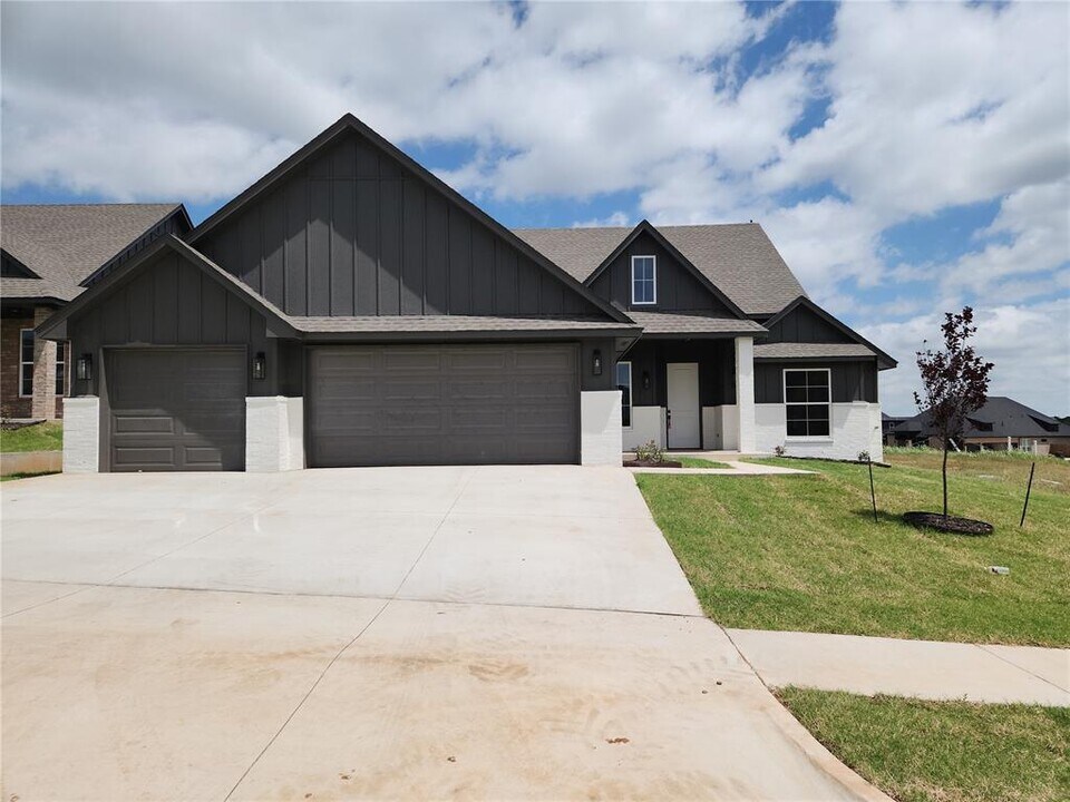 11605 NW 103rd St in Yukon, OK - Building Photo