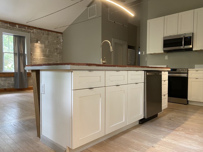406 Cathcart Ave, Unit Eola’sGarage1Bed