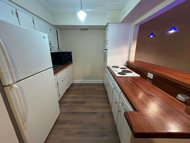 11855 NE 19th Dr in North Miami, FL - Foto de edificio - Building Photo