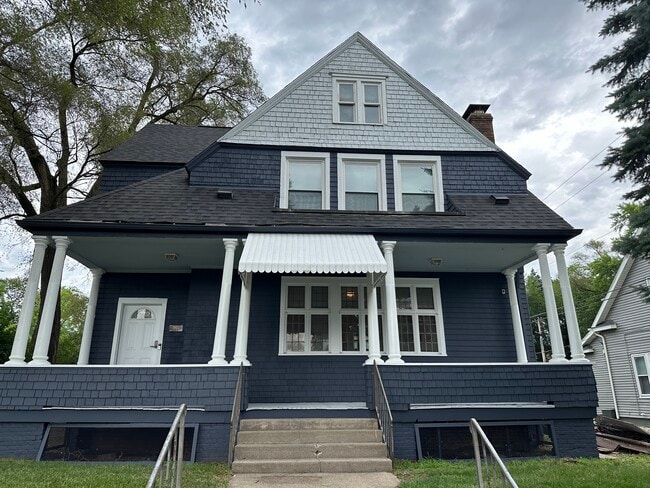 property at 1003 E Washington St