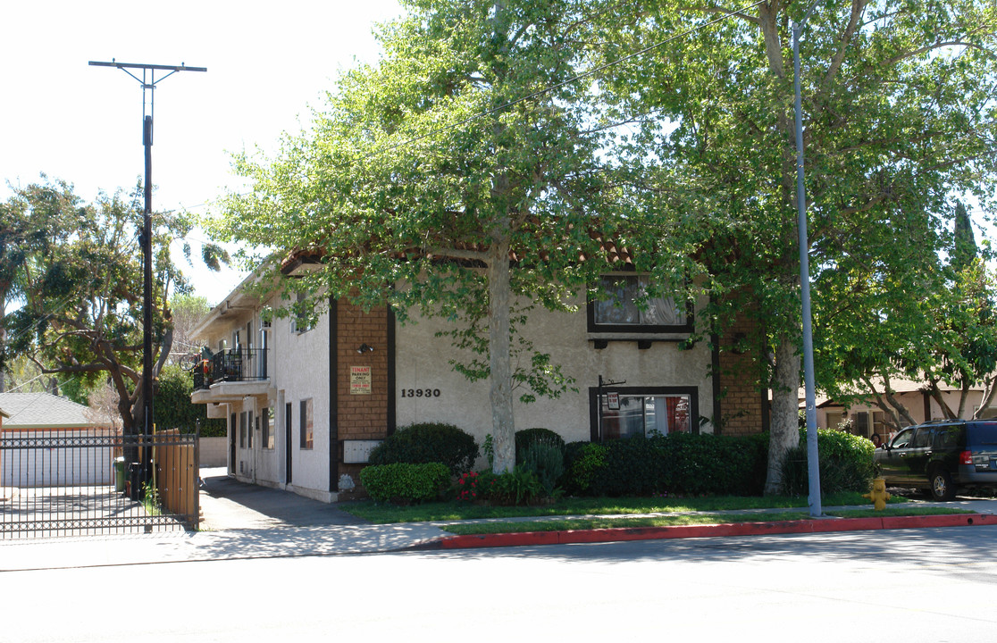 13930 Vanowen St in Van Nuys, CA - Building Photo