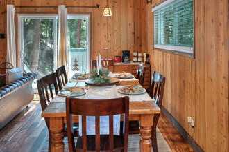 27941 Rainbow Dr in Lake Arrowhead, CA - Building Photo - Building Photo
