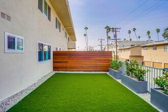 621 E 99th St in Inglewood, CA - Foto de edificio - Building Photo