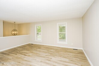 7402 Stone Bluff Ct in Louisville, KY - Building Photo - Building Photo