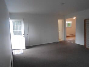 172 Wicks Rd in Commack, NY - Foto de edificio - Building Photo