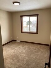802 Robert Pl in Onalaska, WI - Building Photo - Building Photo