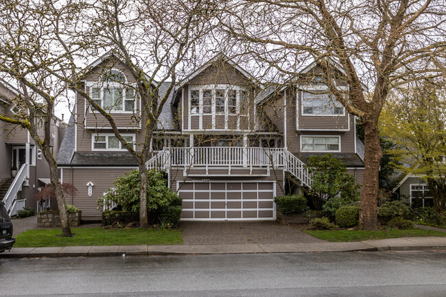 219 8th St E in North Vancouver, BC - Building Photo - Building Photo