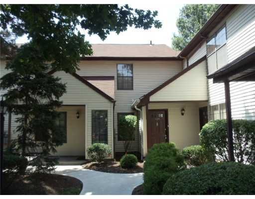 109 Woodbridge Commons Way, Unit 109 in Iselin, NJ - Building Photo