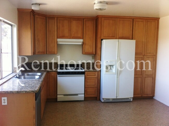 10946 Decatur Rd in San Diego, CA - Building Photo - Building Photo