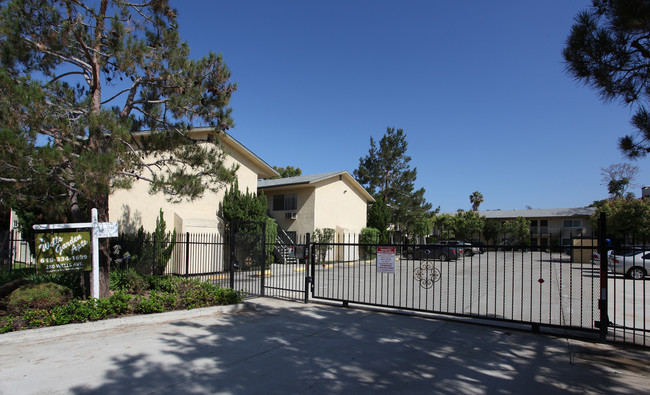 Wells Garden Apartments in El Cajon, CA - Foto de edificio - Building Photo