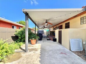 5727 SW 22nd St in Miami, FL - Building Photo - Building Photo