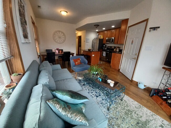 2318 N Hamilton Ave in Chicago, IL - Building Photo - Building Photo