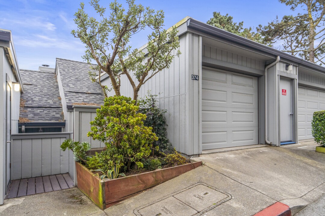 374 Innisfree Dr in Daly City, CA - Building Photo