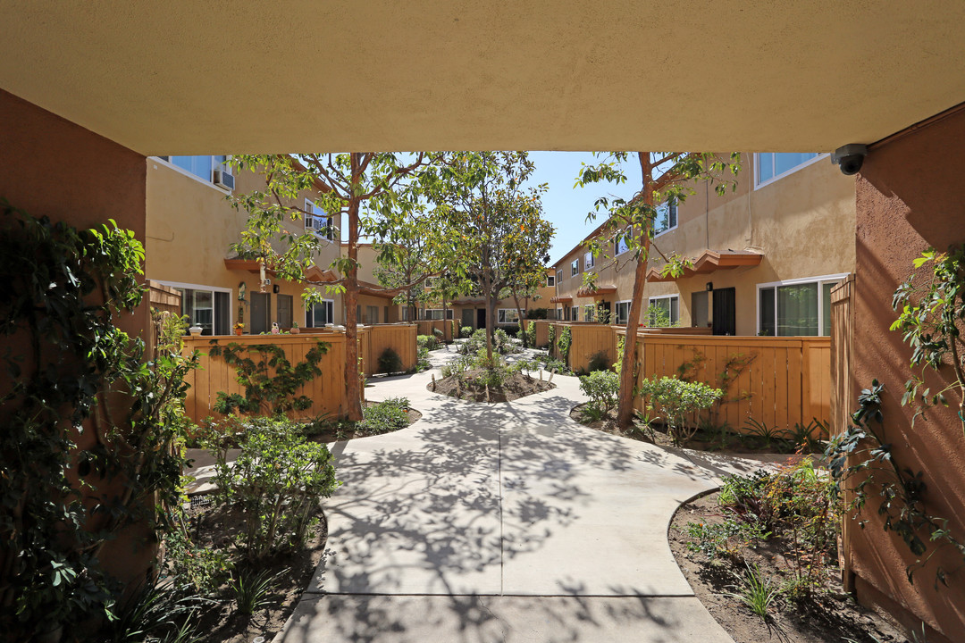 Diamond Crest Apartments in Buena Park, CA - Building Photo