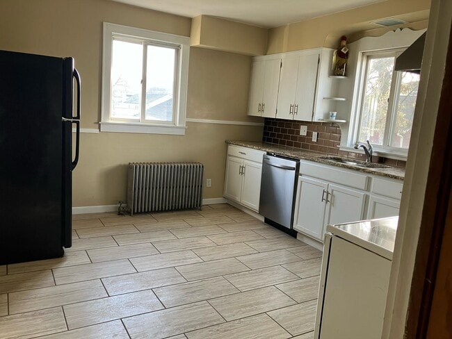 732 S Market St, Unit 732 S Market st 2nd Floor