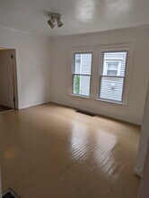 305 W Harris St, Unit a in Charlotte, MI - Foto de edificio - Building Photo