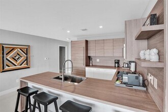 400 Sunny Isles Blvd in Sunny Isles Beach, FL - Building Photo - Building Photo