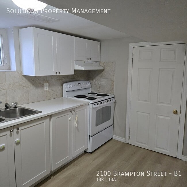 2100 Brampton St in Hamilton, ON - Building Photo - Building Photo