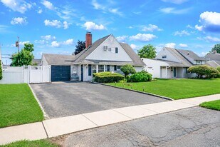 90 Twin Ln N in Wantagh, NY - Building Photo