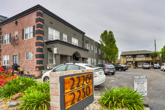 Sutterville Apartments in Sacramento, CA - Foto de edificio - Primary Photo