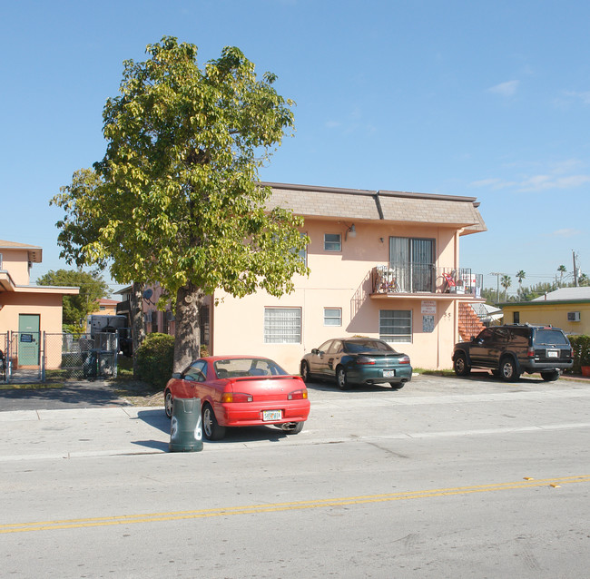 55-59 W 26th St in Hialeah, FL - Foto de edificio - Building Photo