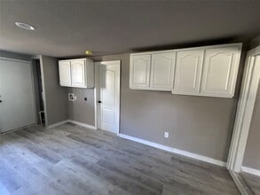 5734 Grant Ave in Port Arthur, TX - Foto de edificio - Building Photo