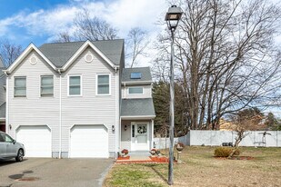 16 Maple St in Vernon, CT - Building Photo