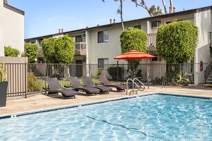 ROBERTA in Fullerton, CA - Building Photo