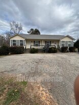 5605 Wrenn Dr in Denver, NC - Building Photo