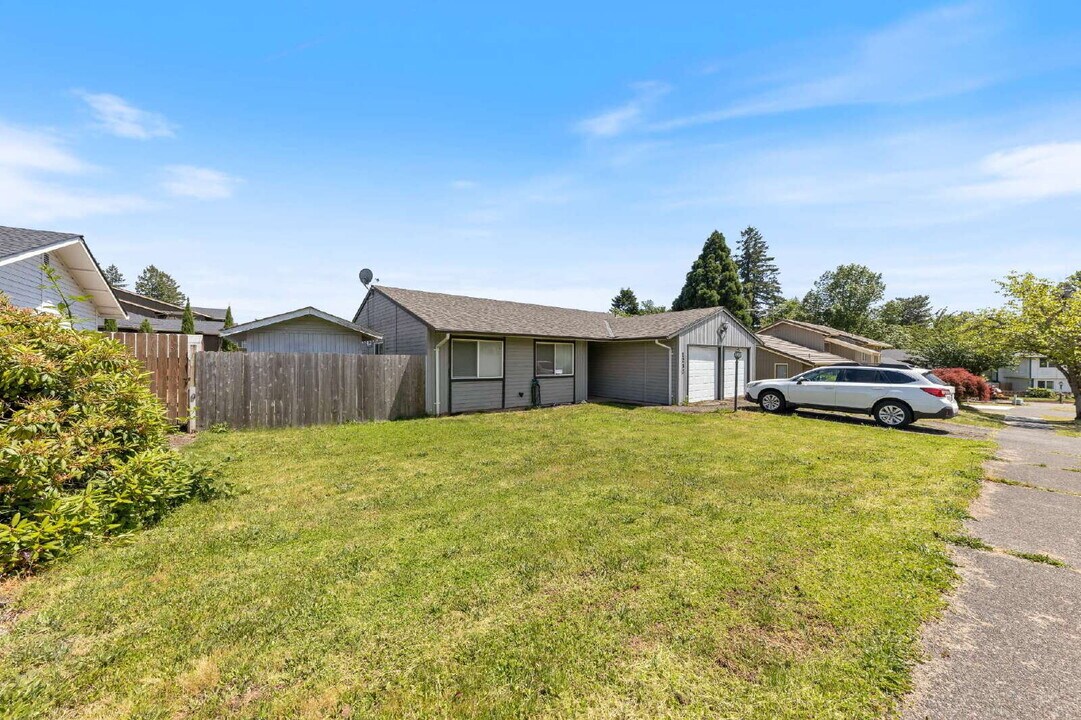 1230 S Pennington Dr in Newberg, OR - Building Photo