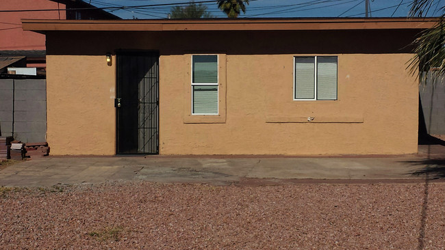 2218 E Polk St in Phoenix, AZ - Foto de edificio - Building Photo